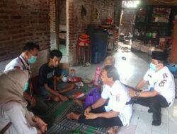 *Wujud Kepedulian, Camat Gunung Kaler Udin S.Ag S.Ip Msi, Didampingi Kepala Puskesmas H. Deni Erfin MARS Kunjungi Warga Sakit Di Kampung Carenang Pintu*
