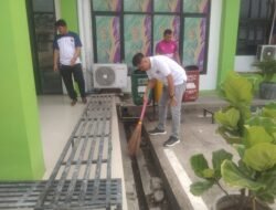 Pemerintah Kecamatan Gunung Kaler Gelar Jumat Korve, Bersihkan Halaman Kantor hingga Jalan Syekh Nawawi