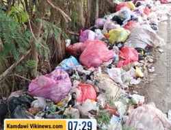 Sampah Menumpuk di Pinggir Jalan Pendidikan Desa Pasilian Kecamatan Kronjo, Warga Minta Segera Diangkut